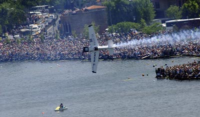 redbull4_896_2007061193159_806.jpg