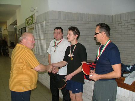 Mészáros Károly gratulál a dobogósoknak - Kisvárda Karácsony Kupa asztalitenisz verseny Mészáros Károly gratulál a dobogósoknak - Kisvárda Karácsony Kupa asztalitenisz verseny