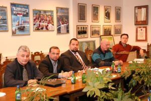 Balról: Struhács György , a kötöttfogásuk edzője, Vatai László, a női válogatott edzője, dr. Kator Miklós keretorvos, dr. Barna Tibor, a TF tanszékvezetője és a FigyelőNet Hirszolgálat munkatársa egyeztetes_birkozas2_355_20080220160224_784.jpg