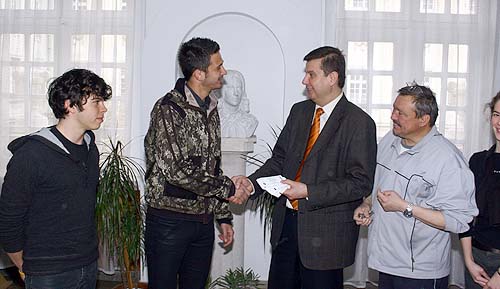 A játékosok részéről Horváth Gábor és Nagy Dániel vett részt a jegyek átadásában horvath_g_ajandek_776_20080221140036_653.jpg