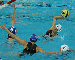 Sós Ildikó bizonyította, hogy mit sem kopott a tudása. noi_vizilabda_kep_465_20080209114659_121.jpg