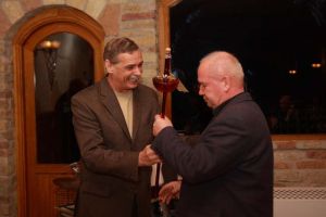 Kulcsár Győző egy kard formájú lopót ajándékozott a házigazda Garamvári Vencelnek budafok3_574_20080303103429_989.JPG