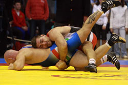 A 74 kg-ban az olimpiai kvótát szerző ferencvárosi Bácsi Péter az elődöntőben 2:1-re kikapott a hazai szőnyegen birkózó Horváth Andrástól, aki éveken át a súlycsoport első embere volt deakbardos3_910_2008031684512_705.jpg