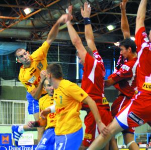 Egy mérkőzésen dől el, így aztán bármi megeshet, ebben bíznak a DKSE játékosai, vezetői is dkse_mkb_veszprem_497_20080325162540_697.jpg