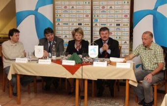 Skaliczky László szövetségi kapitány a fiatalokra játékára helyezi majd a hangsúlyt kezi_pannon_sajto08_518_20080320133456_256.JPG