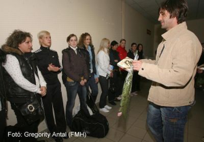 A csapat nevében Koller Ákos köszöntötte a lányokat, és kívánt sok sikert pénteki, békéscsabai meccsükhöz. „Kollegája koller_20nonap_1_715_2008030780302_836.jpg