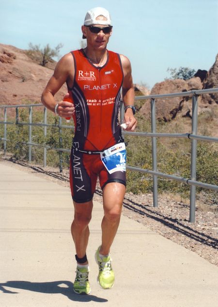 A triatlon röviden az úszó-, a kerékpár-, és a futótávok folyamatos teljesítése, ahol a hangsúly a folyamatosságon van A triatlon röviden az úszó-, a kerékpár-, és a futótávok folyamatos teljesítése, ahol a hangsúly a folyamatosságon van