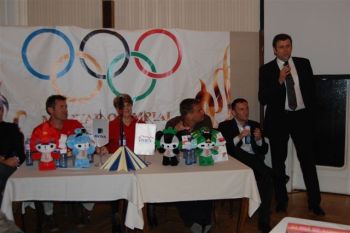 A Peking Szurkolói Klub tagjai közül Németh Angéla, Czene Attila, Kovács István, Fábián László és Kósz Zoltán beszélt régi olimpiai emlékeiről, és az Olimpiai falu körülményeiről, szabályairól. pekingi_37_20080402214203_718.JPG