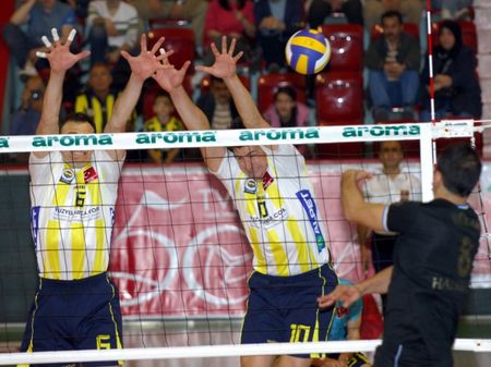 Fantasztikus sikerrel zárta a szezont Demeter György csapata, a Fenebahce. Az isztambuli röplabda együttes a Török Kupában és a bajnokságban is aranyérmet nyert, így jövőre elindulhat a Bajnokok Ligájában! A magyar sikeredzőnek ez a harmadik török bajnoki címe trénerként