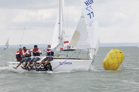 A Bankár Kupát 1997-ben rendezték meg először és akkor is, akárcsak most, a Kenese Marina-Port Yacht kikötő volt a helyszín. Az ötlet Feyér Zoltán és Kovács Gábor fejében született meg, akik olyan egyedi versenyt képzeltek el, ahol a versenyhajók fedélzeten neves bankárok ülnek, akkor 70-es cirkálókkal zajlott a verseny. A versenyt a Hajó Magazin volt szerkesztője Lehóczky Gábor szervezte. 2001-ben a bankárokhoz csatlakoztak a biztosítási szakma képviselői is, így kétnapos versennyé nőtte ki magát az esemény. A 12 éve született ötlet végérvényesen bebizonyította életrevalóságát: a pénzvilág vitorlázást szerető reprezentánsai örömmel találkoznak és küzdenek meg egymással a vízen A Bankár Kupát 1997-ben rendezték meg először és akkor is, akárcsak most, a Kenese Marina-Port Yacht kikötő volt a helyszín. Az ötlet Feyér Zoltán és Kovács Gábor fejében született meg, akik olyan egyedi versenyt képzeltek el, ahol a versenyhajók fedélzeten neves bankárok ülnek, akkor 70-es cirkálókkal zajlott a verseny. A versenyt a Hajó Magazin volt szerkesztője Lehóczky Gábor szervezte. 2001-ben a bankárokhoz csatlakoztak a biztosítási szakma képviselői is, így kétnapos versennyé nőtte ki magát az esemény. A 12 éve született ötlet végérvényesen bebizonyította életrevalóságát: a pénzvilág vitorlázást szerető reprezentánsai örömmel találkoznak és küzdenek meg egymással a vízen