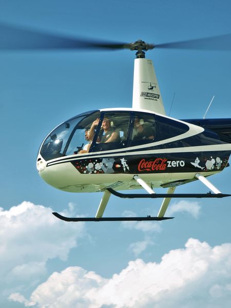 A 24 éves Angyal Péter rúgta a legmesszebb a partról a focilabdát, 47 méteres rúgásával nyert, így ő szállhatott be abba a helikopterbe, amelyik perceken belül el is repült velük a bécsi Ernst Happel stadion irányába