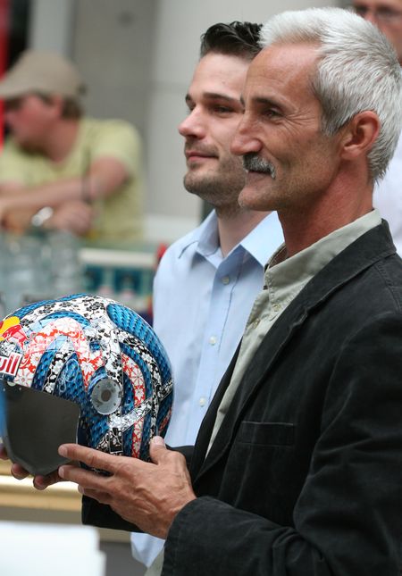 Szabó Győző és Szabó Sípos Barnabás színművészek, a Herendi- és a Zsolnay Porcelángyár, Budha Tamás street art művész, Barabás Zsófi, Kosaras Renáta, Kucsora Márta, Verebics Ágnes, Péterfy Ábel kortárs festőművészek vállalkoztak arra, hogy alkotásaikkal egy napra megújítják Besenyei Péter stílusát és egyúttal a Wings for Life elnevezésű gerinckutatási alapítványt is támogatják