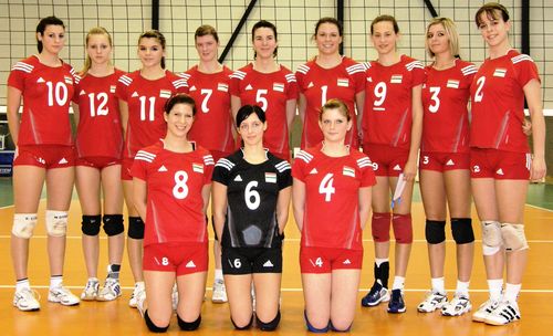 Bár a szerb és a cseh csapattól kikapott a magyar női junior-válogatott a márciusi, tallinni Európa-bajnoki selejtezőn, a házigazda Észtország, valamint Portugália és Montenegró legyőzésével megszerezte a csoport harmadik helyét, így részt vehet július 10-12. között a franciaországi Sete városában rendezendő pótselejtezőn. A szlovénok, a hollandok és a franciák elleni tétmeccsekre a hagyományos jászberényi Electrolux-kupán készülnek a magyarok