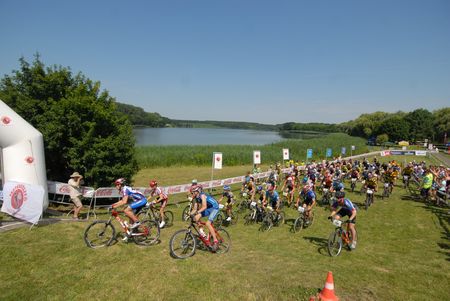 megrendezzük a Vuelta Kupát is, amely egyben a MTB Olimpiai Cross Magyar Bajnokság Egy héttel később, július 26-27-én a 2. Karos Spa Kerékpáros Fesztivál várja a bicikliseket. Első nap, július 26-án már másodszor indul neki több száz kerékpáros, hogy meghódítsa a Kis-Balatont. Zalakarosról indulva az edzettebbek két 45 km-es kört tesznek meg, míg az óvatosabbak egyszer kerülik meg a tavat