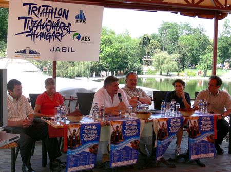 Az idén tizedik jubileumát ünneplő tiszaújvárosi TVK Triatlon Nagyhét<br />elnevezésű rendezvénysorozat július 5-13. között kínál remek mozgási,<br />szurkolási és kikapcsolódási lehetőséget a hazai és külföldi érdeklődők<br />számára. A program csúcspontját jelentő 12. TVK BG Triatlon Világkupán<br />ezúttal is sztárparádé lesz. Az újdonsült világbajnok spanyol Javier Gomez<br />és az ötkarikás játékokon az aranyért vívott harcban egyik, ha nem a<br />legnagyobb riválisaként jegyzett korábbi U23-as világbajnok ausztrál Brad<br />Kahlefeldt csatája igazi sportcsemegét ígér