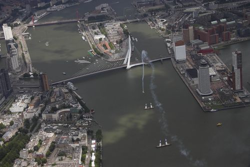 Paul Bonhomme nem is tagadhatná le, hogy jó éve van. Az idei Red Bull Air Race Világsorozaton immár harmadik alkalommal áll a dobogó legfelső fokára, ami tekintve, hogy a verseny Paul Bonhomme nem is tagadhatná le, hogy jó éve van. Az idei Red Bull Air Race Világsorozaton immár harmadik alkalommal áll a dobogó legfelső fokára, ami tekintve, hogy a verseny