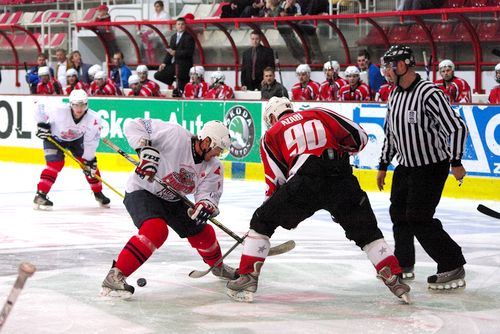 Óriási fölényben játszottak az Acélbikák, míg a vendégek erejéből pár erőtlen kontrára futotta, így csak idő kérdése volt, hogy mikor születik meg az első hazai találat. Erre végül a 17. percig kellett várni, mikor emberelőnyben játszottak a dunaújvárosiak, s mivel Schneider kékvonalról kapura emelt korongja érintés nélkül hullott a kapuba, végre megvolt a hőn áhított vezetés (1-0).