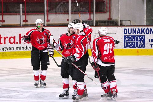 A visszavágásban reménykedve fogadta kedd este a Progym együttesét a Dab.Docler hokicsapata, melytől a Csíkszereda elleni jó játékot, s természetesen győzelmet vártak szurkolóik is. Vladimir Matejov vezetőedző nem változtatott a vasárnapi összeállításon, s erre jó oka is volt, ugyanis az SC ellen remek teljesítményt nyújtottak a sorok.