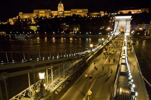 A csodálatosan kivilágított főváros utcáin futni nem mindennapi dolog, éjszaka is több ezer autó jár az utakon, nem sokszor adódik lehetőség, hogy a Lánchídon, az Alagútban, vagy a Duna-parton zavartalanul kocoghassanak a mozogni vágyók. A csodálatosan kivilágított főváros utcáin futni nem mindennapi dolog, éjszaka is több ezer autó jár az utakon, nem sokszor adódik lehetőség, hogy a Lánchídon, az Alagútban, vagy a Duna-parton zavartalanul kocoghassanak a mozogni vágyók.