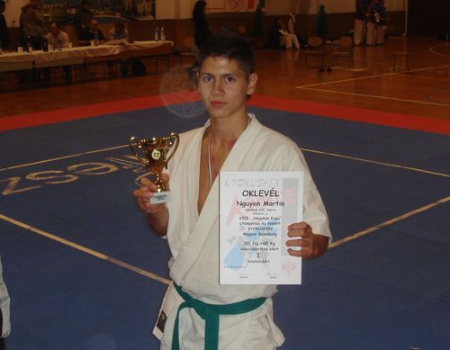 A jövő évi Kijevben rendezendő Európabajnokságra aspiráló Nguyen Martin az ifjúsági +60kg-os mezőnyben végig határozottan és ponterősen küzdve lett első helyezett. Martin már most készen áll a junior kategóriában való szereplésre, így Ternyák Dávid és Tóth Richárd mellett reményeink szerint ő is ott lehet az EB-n.