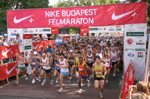 2008. szeptember hetedikén a futás szerelmesei vették birtokba a budapesti Városligetet és környékét, hogy részesei lehessenek a 23. Nike Budapest Nemzetközi Félmaratonnak. Az ország legnagyobb félmaratoni futóeseményén több mint hétezer induló sorakozott fel a startvonalhoz, köztük az a 45 országból érkezett több mint ezer külföldi futó, akik a magyar fővárosban kívánták gyarapítani félmaratoni teljesítéseik számát. A mezőny igazán színesre sikeredett: negyven dzsúdós is ott volt, akik Kovács Antal barcelonai olimpiai bajnok vezetésével vállalták, hogy lefutják a félmaratonit. Az Egyesült Államokból pedig egy olyan tűzoltó csapat érkezett Budapestre, akik részt vettek a 2001-es World Trade Center elleni terrortámadás utáni mentésben. 2008. szeptember hetedikén a futás szerelmesei vették birtokba a budapesti Városligetet és környékét, hogy részesei lehessenek a 23. Nike Budapest Nemzetközi Félmaratonnak. Az ország legnagyobb félmaratoni futóeseményén több mint hétezer induló sorakozott fel a startvonalhoz, köztük az a 45 országból érkezett több mint ezer külföldi futó, akik a magyar fővárosban kívánták gyarapítani félmaratoni teljesítéseik számát. A mezőny igazán színesre sikeredett: negyven dzsúdós is ott volt, akik Kovács Antal barcelonai olimpiai bajnok vezetésével vállalták, hogy lefutják a félmaratonit. Az Egyesült Államokból pedig egy olyan tűzoltó csapat érkezett Budapestre, akik részt vettek a 2001-es World Trade Center elleni terrortámadás utáni mentésben.