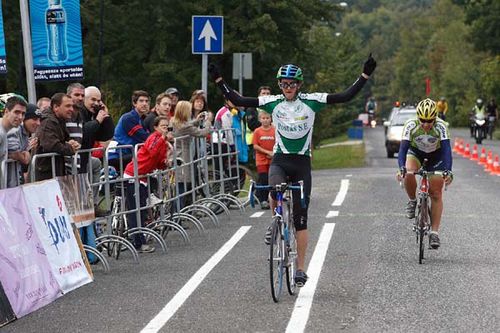 Vígh Zoltánnak a Postás SE versenyzőjének 2 órára és 21 percre volt szüksége ahhoz, hogy teljesítse az első Tour de Pilis kerékpárverseny 70 km-es távját. A sportág ismerőinek sokat mond a győztes idő: a Pilis-hegység emelkedőin és lejtőin a 30 km/órás átlagsebesség csak igen edzetteknek volt elérhető.