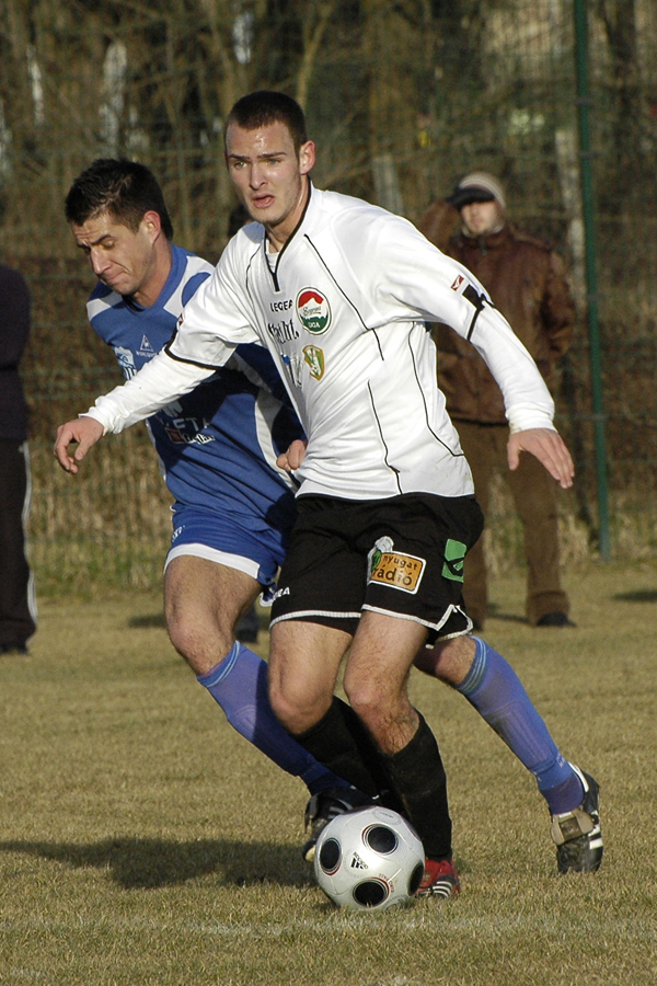 Simon a szrkolók ellen is játszott