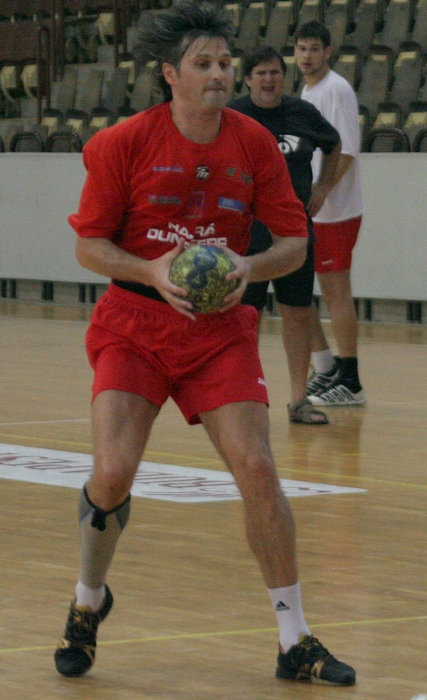 Bajusz betegsége miatt csak a kispadról segíti a társakat