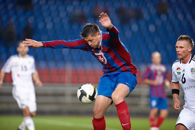 Lilába öltözhet Simek Péter