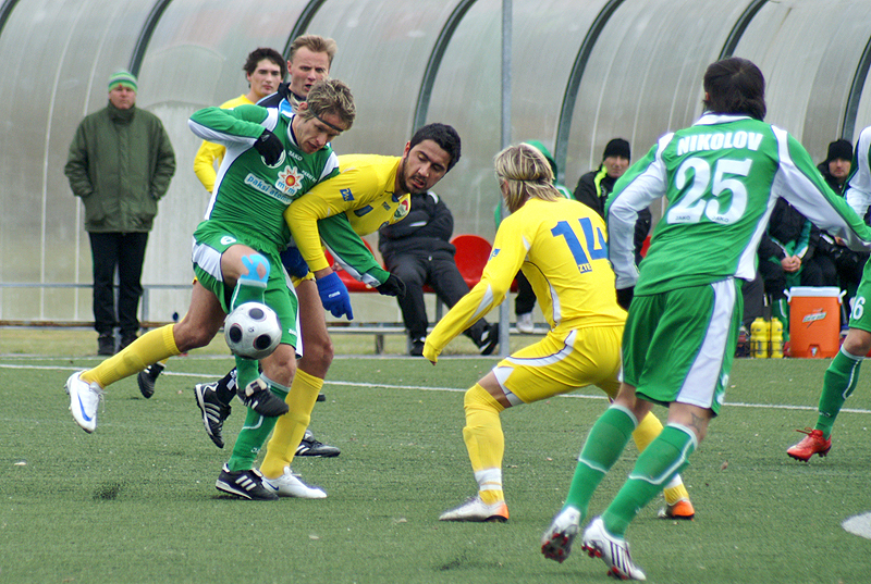 Zovath-Pavicevic-Alomerovic küzdelmét a háttérben Nikolov figyeli