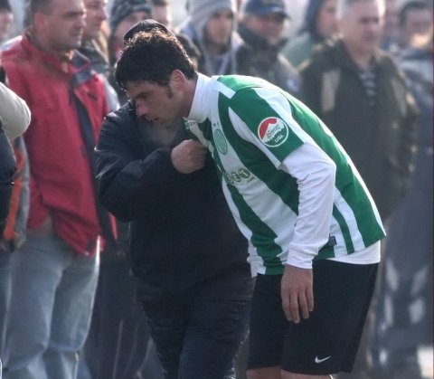 Bukósisakban kéne játszanom