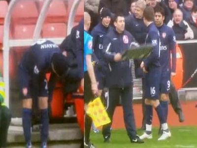 Arshavin sapkában készül pályára lépni, Wenger lekapja a fejéről
