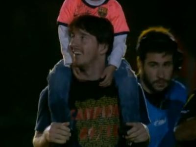 Messi nyakában a kis Messivel ünnepelt a Camp Nou gyepén