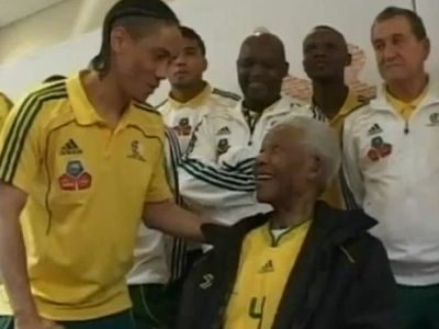 Nelson Mandela az válogatott társaságában