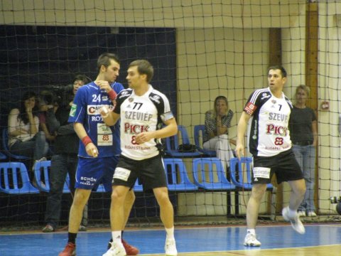 Vízben a Pick Szeged