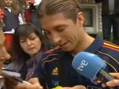 Sergio Ramos az osztrák edzőtáborban osztogat aláírásokat