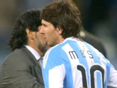 Maradona Messit vigasztalja