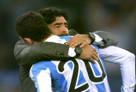 Maradona nem távozik a kispadról