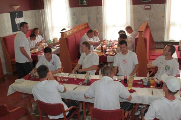 Oross tudta, hol kell vacsorázni