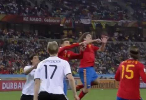 Puyol a döntőbe fejelte Spanyolországot