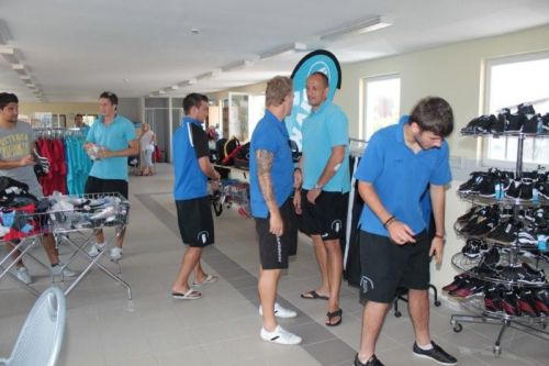 Pápaiak a tatabányai sportboltban