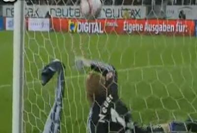Neuer hiába próbálta kiütni a labdát