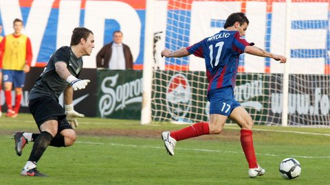 Nemanja Nikolics a határ túloldalán