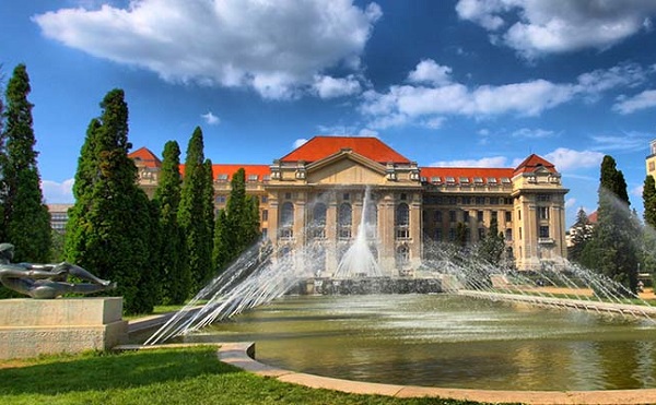 Egykori testnevelői előtt tisztelgett a Debreceni Egyetem