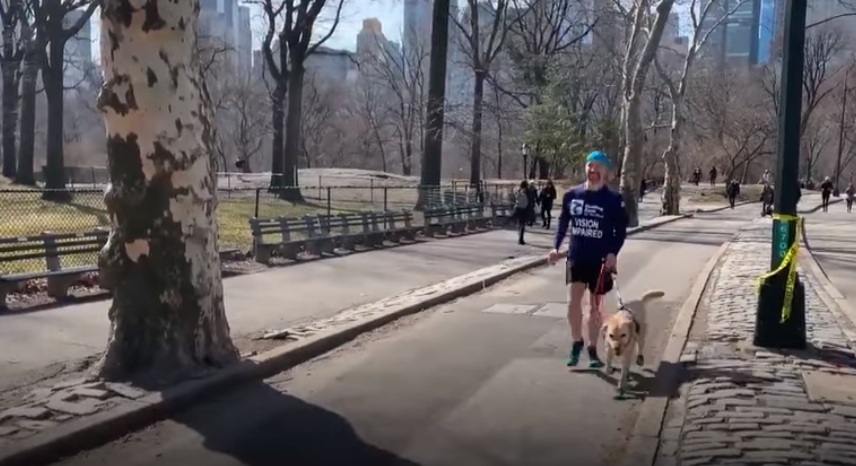 Három kutyával teljesítette a félmaratont egy vak futó